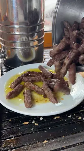 Ödemiş köftesi 🙋‍♂️ İzmir’in en iyi köftecilerinden biri Ödemiş köftecisi ersin ustamın yanına gitmiştim. Her İzmir’e geldiğimde yediğim bi köfte bu arada efsane bir lezzet gerçekten. Ne kadar iştahlı yediğimi görüyorsunuzdur. İzmir’e gelip denemeyi unutmayın derim. Erol ustan var onu bulun sizi delirtsin 🙋‍♂️ Konum : Yenişehir, Gaziler Cd. No:275, 35180 Konak / #İzmir #SokakLezzetleri #NeYesekYaa #ÖdemişKöfte