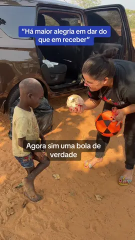 Não existe sensacão melhor do que poder levar dignidade, amor para essas crianças. Agradeço à todos que me ajudaram a proporcionar esses lindos sorrisos. #gratidao 🙏🏾 #angola #africa #alegria 