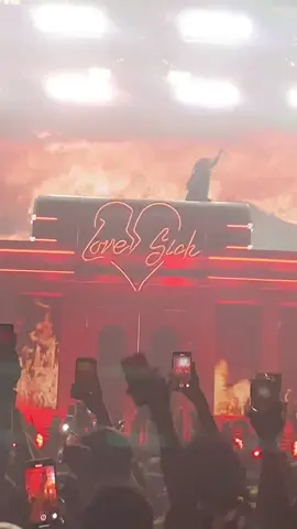 Don had this bih jumpin ❤️‍🔥 #dontoliverconcert #lovesicktour #cocoacolaroxy 