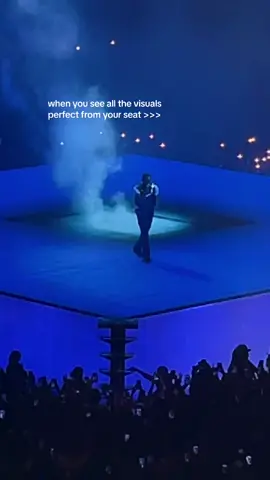 drake gone eat every time ❤️‍🔥🤌🏾🤌🏾 #itsallablurtour #drake #drakehologram #21savage #concert #detroit #visuals #blowthisup #littleceasersarena #tour 