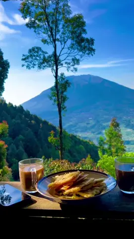 di puncak gunung enaknya makan mendoan anget  #cimenatik #cinematikmakanan #ambarawa #semarang #viral 