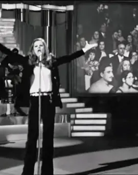 “Bella ciao - Il canto delle mondine” Milva interpretò questo brano per la prima volta nello studio di Canzonissima ’71.  L’artista, nota come “la Pantera di Goro”, nella sua interpretazione del noto canto della liberazione pose l’accento sulle mondine e sulla condizione lavorativa delle donne. Milva cantava della libertà delle donne proprio negli anni delle proteste e dei primi diritti riconosciuti.  Il coraggio, la passione e la determinazione hanno reso immortale questa diva della musica.  #milva #resistencia #resistenza #bellaciao #italia #italy #music #musica #canzonissima #liberta #lavoro #diritti #icons #icona #stile #moda #canzoni #perteeee #perte #neiperte #neipertee #andiamoneiperte 