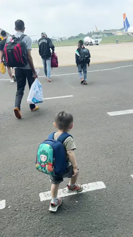 Hành khách nhỏ tuổi 20m tự mang balo lên máy bay 😄😄#babylove #embedangyeucuame 