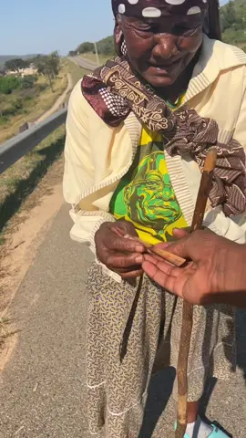 Grandma walks a distance to buy maize-meal on foot and this happened #kindnessisfree 
