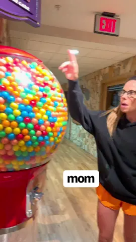 When mom DELFLATES the fun ☹️ #bubblegum #greatwolflodge #kids #candy 