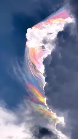 Cloud iridescence really said 4K ☁️🌈 #mesmerising #cloudscape