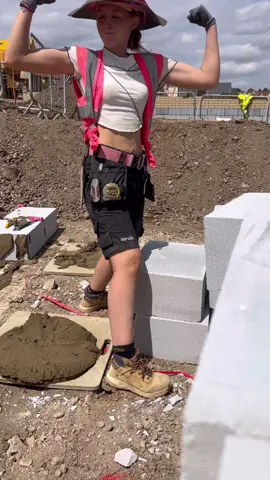 @Amy Hamilton laying trench blocks @#bricklaying #bricktok #substructure 