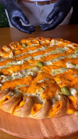 Uma combinação irresistível🤤🍕 . A suculência do frango com a cremosidade do cheddar, tudo isso em uma deliciosa pizza recém-saída do forno😍 #pizza #pizzadelivery #pizzatime #pizzalover #fy #fypage #foryou #calabresa #viral 