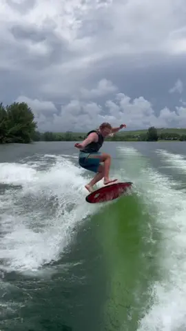 Riding, then reviewing my longest running pro model, the #HyperliteHifi❗️ I will always love this board, and so will you! Hit the link in my bio to pick up the most affordable high performance skim board on the market. No joke! 🙌🏼 @Sun & Ski Sports  @hyperlitewake  #adventureforall #sunandskisports