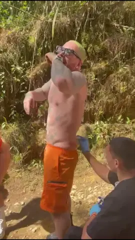 “Borrarse” en paisa significa caerse muy duro 😂😂 y eso me paso grabando una sorpresa que les tengo! #enalta 