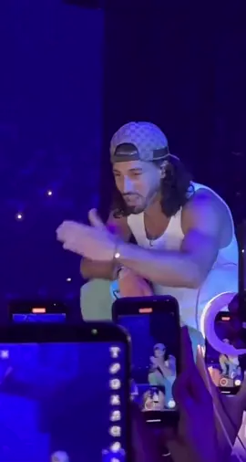 Regardez la réaction de NOS quand il passe le micro à une personne dans public… C’est trop touchant !  #pnltour #qlf #pnlmusic #pourtoi #deuxfreres #qlfnda #pnl #nos #pnltour2022 