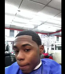 Barbers be wyling😂 #barbershop #barbersbelike #badbarber #crazybarber 