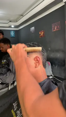 Corte estilizado #TikTokMeFezOuvir #fade #corte #cabelo #barbeiro #cabelo #Lifestyle #cabelocacheado #cachos #estilo #barber #americano #life #barber #degrad 