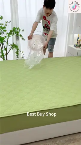 Anak saya sering mengompol di tengah malam, menyebabkan kasur menjadi sangat kotor dan sulit dibersihkan. Suami saya membeli penutup kasur tahan air ini. Empat sudutnya dapat membungkus dengan kuat bagian belakang kasur dan dilengkapi dengan lapisan tahan air. Bahkan jika air tumpah di atasnya, tidak akan bocor sama sekali. Tidak perlu khawatir tentang mengotori kasur, dan bahan kainnya halus dengan sirkulasi udara yang sangat baik #tilam #cover #waterproof #goodthing 