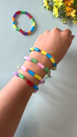 Cut the straw into small pieces, thread them on, and it Will become a beautiful bracelet try it with your baby! Handmade diy parent -child handmade  #starw #bracelets #interaction #kindergarten #creative #kidsart #baby #starwart #parentchild 