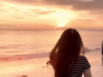 Bisanya cuman mainin rambut ga bisa gaya centil kayak orang2 😌 #fyp #beachday #sunsetbeach 