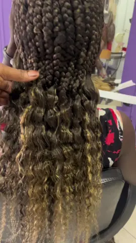 Ti piace l’acconciatura?😁 Facci sapere che acconciatura vorresti nei prossimi video♥️ 📍San Giuliano Mi- Via papa Giovanni XXIII #acconciatura #treccine #afro #italo #sangiuliano #treccina #barbiere #parrucchiere #parrucchieremilano #perte #viral #universestyling #acconciaturabella #sangiulianomilanese #sangiu #milanobarber #acconciaturamilano #barber #wow 