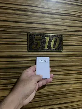 ในวันที่11 เหนื่อยมาทั้งวัน ด้วยความเหนื่อยเปิดโรงแรมนอนเพื่อทำธุระต่อในวันพรุ่งนี้ตอนเข้าห้องก็ไม่ได้สังเกตอะไรมากมายคิดว่าคืนละ1200 ก็คงจะโอเค ได้ห้อง 510คือชั้น5นั้นเอง นอนหลับไปเวลาโดยประมาณ3 ทุ่มกว่าหรือ4ทุ่ม มารู้สึกตัวอีกที 1:13 เหมือนมีอะไรบางอย่างเดินไปเดินมาอยู่ปลายตีนตลอดมันเป็นความรู้สึกที่แปลก ห้องน้ำก็เหมือนมีเสียงน้ำไหลแล้วก็หยุดหายไปตัดสินใจเปิดไฟทุกดวงในห้องสำรวจดูอย่างละเอียดสิ่งที่เห็นคือตามภาพ1ศาลพระภูมิอยู่หน้าระเบียง มันแปลกตรงที่ผมนอนชั้น5หน้าระเบียงก็ไม่ได้กว้า