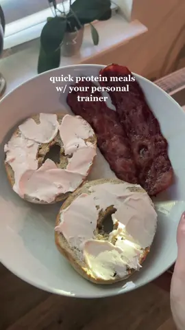 A quick breakfast/pre workout 😍 if you want to make it lower carb, do 1 bagel half or bagel thins. This could be taken a step further with fruit or veggies! I also had a clementine 😋 #balancedmeals #tonedbody #personaltrainertips #atxpersonaltrainer #atxgym #austintx #austingyms #femalefitnesscoaching #preworkoutmeal 