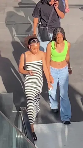 J’ai mal a l’épaule !..😭🤣#drole #humour #prank #cameracachée #pourtoi #foryou #fypシ #mdr #fyp 