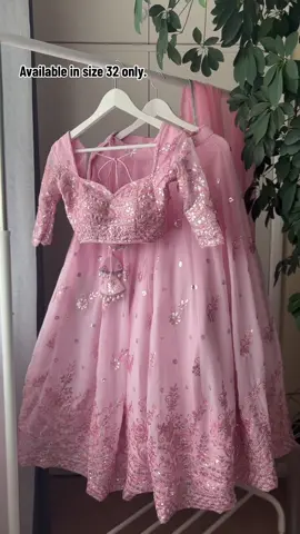 Dm to order . #toshistyleuk #pinklehenga #lehengacholiset #lehengaonline 