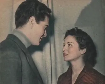 وفي أول لقاءٍ بيننا عندما ألقت السلام تعجبت وقلت: وعليكم الحب، ورحمةُ الله على قلوبنا، وبركاتٌ منهُ على هذا الوجه، ثم السلام لكم فيما أبقيتم لنا  #حب 