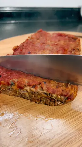 MARMITAS VEGETARIANAS DA SEMANA 🥦🥕🍅 Pra essa semana a base foi a lentilha que rendeu duas receitas. 1. Assado de lentilha - 1 1/2 xic de lentilha cozida  - 1 cenoura pequena ralada - 1 cebola roxa ralada - páprica defumada  - sal - cheiro verde - 1/2 xic de aveia flocos finos  - limão - molho de tomate  Misture todos os ingredientes exceto o molho de tomate Depois que virar uma massa espalhe em uma forma forrada com papel manteiga  Pincele com molho de tomate e leve para assar por 30min em forno pré aquecido a 180C 2. Hamburguinhos de lentilha  - 1 1/2 xic de lentilha que ficou de molho por 8 horas  - 1 cenoura pequena  - 1/2 cebola - 3 dentes de alho  - sal a gosto - temperos (páprica defumada, chimichuri)  Leve todos os ingredientes para o processador ou liquidificador  Até chegar no ponto que de para moldar  Faça os hamburguinhos e asse ou frite, como preferir. 3. Batata rústica  Corte as batatas, regue com azeite de oliva, adicione sal e ervas finas e leve para assar por 40min ou até dourarem Gostou? Já salva para fazer e me siga para mais 🥰💚 . . . #marmitas #marmitasdasemana #marmitasvegetarianas #receitas #receitasvegetarianas #fy 