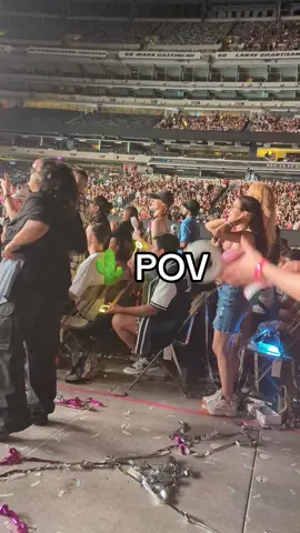 Papa Once = the best hype man. 💖🌵 Shout out to the Once behind me who slayed it! 🍭 #TWICE #ONCE #setmefree #twice5thworldtour #readytobetour #metlifestadium #twicedancecam 