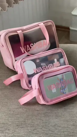 Te presentamos al set WASHBAG IMPORTADO más “cute” 🌸💗🎀🌷 que vas a ver 🔥 Además 👇🏻: ✅ son súper espaciosos ✅ transparentes para que puedas hallar las cosas con facilidad  ✅ con manijas , fácil de transportar ✅ impermeables 💦 ✅ forrados en el interior  ✅ fácil de limpiar  Envíos express a todo el país 🇦🇷📦 #fypシ #fyp #parati #foryou #parativiral #pink #rosa #neceser #neceserdemaquillaje #TikTokFashion #organizadores 