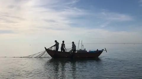 Chứng kiến người dân làng chài kéo cá nè 💚  #fyp #Vlog #phuyen #chillwithme #xuhuong #travel #baicatomca #langchai 