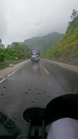 perjalanan jauh , naik Travel , Hujan² , Putar lagu Ambon , rasanya itu ,, Ahhh mantapp  #togeanindahgroup #ampana #fypシ #fypdongggggggg 