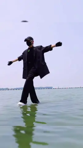 Walk on water #fyp #foryou #foryoupage #respect #magic #magictrick #magician #viral 