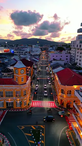 Phuket Old Town 🌆 Thailand 🇹🇭 . #thailand #travelthailand #thailandtravel #phuket #phuketoldtown #phuketlife #sunset #phuketnightlife #thailandnightlife 