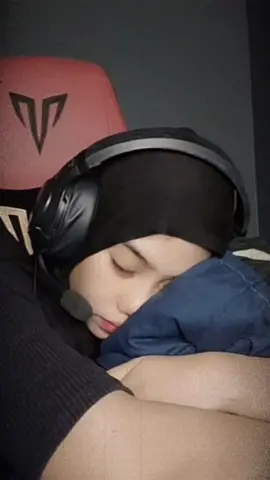 Mnyempat je korang ss aku tertido dlm live eh..soryy gais terlelap plak..barai tu hanya tuhan je tahu..kerja keras live hari2 pon ttap tak masok weekly ranking😭…takpe laa asalkan cukup utk anak2 ku,komitmen & target yg perlu dicapai🥺..thank you kpd kwan2 viewers yg slalu teman riri dlam live walaupon riri dlam keadaan di titik pling bawah😢..sayang korang🫶🏼