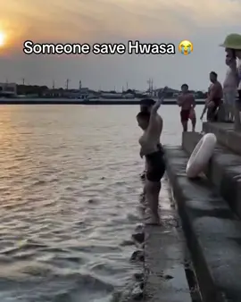 Not them laughing and clapping at her faceplant lmaoo #Hwasa #화사 #funny #kpopfunnymoments 