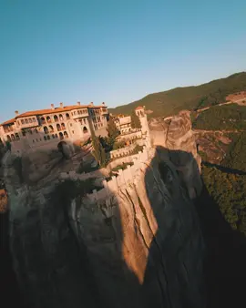 🚁🎮 @orbi_fpv (IG) exploring Meteora, Greece! 🎛️✂️ @aufmschlau.ch  📺▶️ @blacksheepfpv for more videos! #meteora #greece #fpv #drone #architecture #teamblacksheep #fpvdrone #cinematic #flying #drones