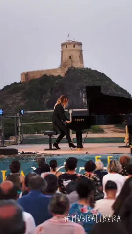 Look how she play piano.. standing up! #strangerthings #playpiano #standingup #amazingshow #guendagoria playing #eziobosso #show 