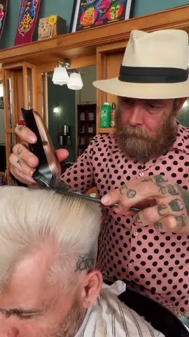 A #psychoquiff demo The Old School! #reuzel #reuzelpomade #rotterdam #barberschool #schorem #barbershop #theoldschoolbarberacademy #quiff #psychobilly #rockabilly #punkhair #barberacademy #haireducation #schorem #bleachedhair #hairtok #schorembarbier #hairpomade #barbertok #barber #dutchbarber 