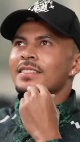 Dele Alli, médio do Everton de 27 anos, concedeu uma emocionante entrevista onde revelou que foi vítima de abuso sexual aos seis anos e que começou a lidar com drogas aos oito anos. Disse ainda que considerou a possibilidade de se retirar do futebol aos 24 anos e que recentemente passou por um período de reabilitação para melhorar a sua saúde mental. #delealli 