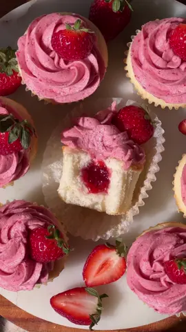 Strawberry cupcakes 🍓🧁 Soft white cupcakes filled with strawberry jam and topped with strawberry cream cheese frosting ❤️ #strawberrycupcakes #strawberry #cupcakes