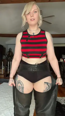 Now my thighs measure at the same diameter so its clearly a manufactured defect but come onnnnn. I just want a fitting pair 🥲 #leatherchaps #whatiboughtvswhatigot #chaps #thighs #thiccthighproblems @Dessa Cado 