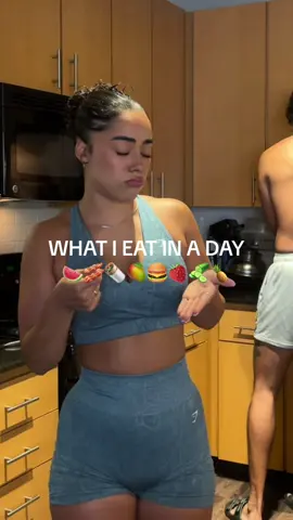you guys asked for it so here it isssss ! WHAT I EAT IN A DAY 🌯🍉🍔🍗🍍🥒🥭 I get my meals from my meal plans in my programs !!! link is is my bio 🫶🏼 #fyp #whatieatinaday #mealprep #foryou @ehplabs 