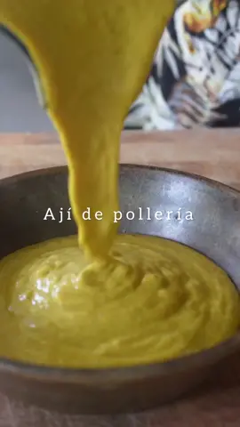Aji de polleria  Te vas a volver adicto a este ají de pollería y se lo vas a querer poner a todo. Esta salsa es una de las más populares y deliciosas de nuestra cocina, infaltable con tu pollito a la brasa que por cierto se viene el reel.  Es increible como el aji amarillo se hace presente en nuestra gastronomia, es de lejos mi aji favorito y posiblemente el ingrediente que mas utilizo en mi cocina, su sabor es incomparable pero no es solo el aji lo que hace esta salsa tan especial,  una vez que las verduras y el queso esten bien salteadas, agregamos la leche a la sarten para recuperar los sabores de la base, dejamos cocinar a fuego lento por 5 minutos para que los sabores se concentren,  finalmente agregamos el huacatay y mas na.  Existen muchas versiones de esta receta, esta te sorprendera. Si te gusto, comparte esta receta !  Buenazo Ingredientes: 6 ajies amarillos  150 ml aceite neutral 300 ml leche evaporada o fresca 30 gr huacatay fresco 5 gr mostaza americana 3gr oregano seco 50 ml vinagre rojo 70 gr queso fresco 1 ud cebolla mediana roja picada 5 uds dientes de ajo 100 ml agua ( opcional) 100 gr cebolla china parte blanca picada 3 gr comino 2 gr pimienta negra Sal al gusto #buenazo #ajidepollo #ajidepolleria #aji #ajiamarillo #comidaperuana #peruvianfood #peruviancuisine #polloalabrasa #huacatay #peru 