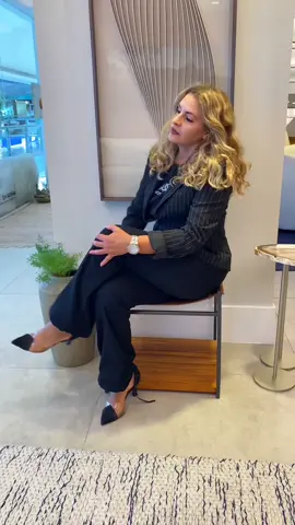 Nada melhor que chegar em casa depois de um longo dia e sentir aquele alívio ao tirar os sapatos, não é mesmo? E como se todo o cansaço e stress simplesmente desaparecessem. Mas e se esse momento de descanso fosse ainda mais especial? Apresento o banco Cazz, um móvel que combina conforto e estilo com sua estrutura em aço, assento suspenso e detalhes em couro. Com um toque rústico e contemporâneo, o Cazz é perfeito para criar um ambiente acolhedor, onde histórias são compartilhadas e memórias são criadas. Seus pés merecem esse descanso merecido, e o banco Cazz é o complemento perfeito para tornar esse momento ainda mais relaxante e memorável. Então, da próxima vez que chegar em casa e tirar os sapatos, imagine a sensação maravilhosa de se jogar no banco Cazz. Feche os olhos, respire fundo e deixe que todo o conforto e beleza desse móvel único te envolvam. Afinal, você merece ter um cantinho especial onde possa relaxar, recarregar as energias e desfrutar de momentos incríveis não é mesmo? Venha nos fazer uma visita e conheça o banco Cazz e outros móveis que temos aqui na Zirath! #moveis #lojademoveis #Arquitetura #designdeinteriores 