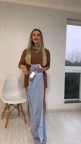 Uma calça dois moods⚡️ Nossa wide leg CALIFÓRNIA é super versátil e estilosa do tamanho 34 ao 46 | $189,90 av | Conta aqui p gente nos comentários qual dos looks é mais seu estilo?! 😍  #grwm #calçajeans #look #wideleg #mood 
