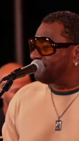 Moncho Rivera, el sobrino del legendario sonero mayor Ismael Rivera, quien lleva el legado musical a nuevas alturas con su increíble interpretación de 