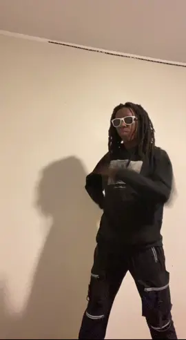 Im obsessed with each version of the money dance break #money #lisa #blackpink 