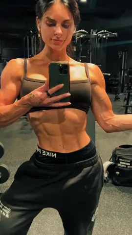 body by bread 🤌🏽 #ifbbpro #bikinicompeitor #preplife #GymTok #ifbbprobikini #fyp 