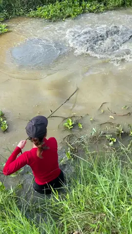 Unbelievable girl cast net fishing vs. massive river monster 😱 #fishing 