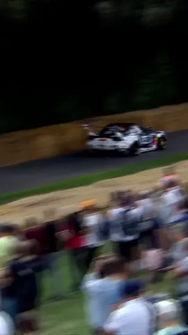 Unbelievable run up the #FOS Hill from Mad Mike Whiddett in his #MazdaRX7. Flames everywhere!  #goodwood #hillclimb #FestivalOfSpeed #drift #RX7 #JDM #modified #Mazda #madmike 